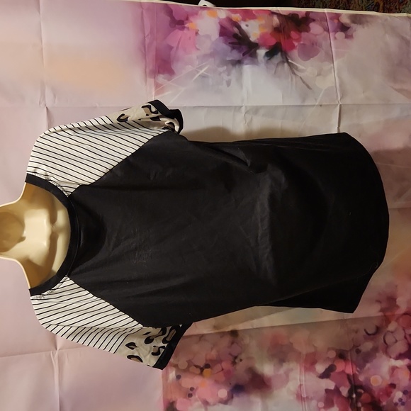 Womens Torrid size 2 or 18/20 skull 💀 and floral 🌸 short sleeve t-shirt - Picture 2 of 2